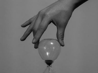 Abstract wavy lines symbolizing calm and steady breathing.